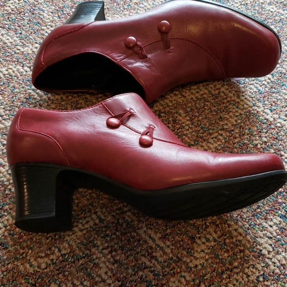 *3 for $25*  Clarks Women's Leather Ankle Booties - Size 7.5 - Picture 2 of 7